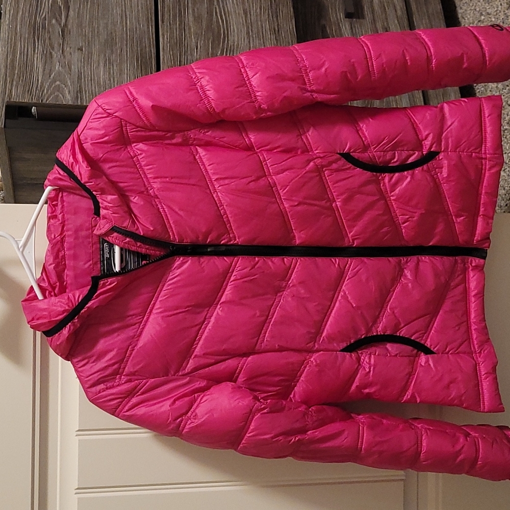 Cute ski jacket. Lightweight and very warm! Size small, like new.